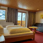 Πανσιόν Edelweiss 3*
